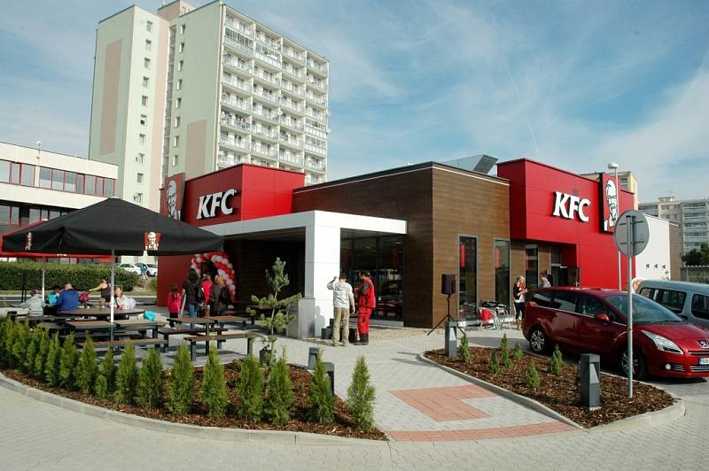 První otevírací den v KFC v Mostě.