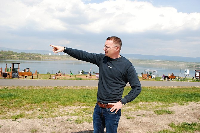 Jiří Nedvěd u jezera Most ukazuje místa, kde bude areál multižánrového festivalu The Most Fest.