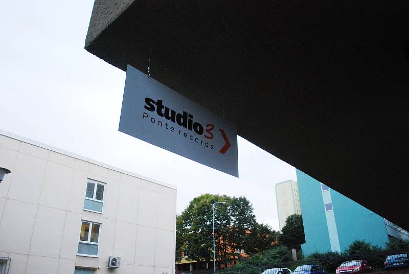 Z bývalého kina Mír v suterénu mostecké knihovny vznikl multifunkční kulturní sál Studio3 provozovaný nahrávacím studiem Ponte Records založeným Mírou Kuželkou.