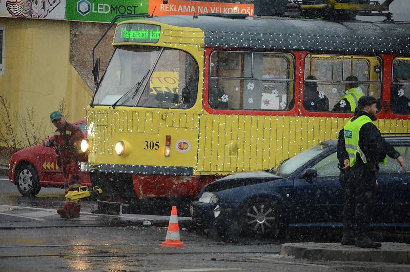 Kolem půl osmé do sebe u nádraží v Mostě nabouraly osvětlená Vánoční tramvaj a osobní auto.