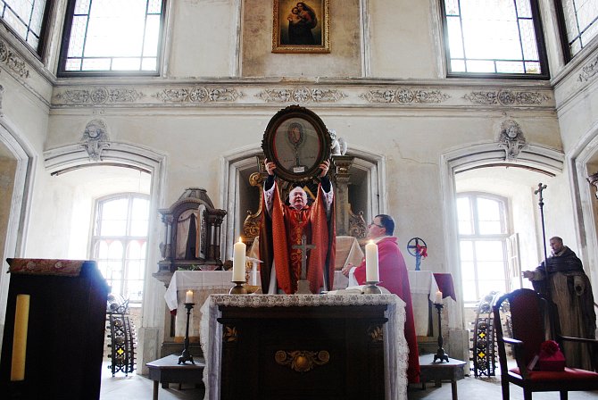 Poutní mše svatá na zámku Jezeří, v kapli Panny Marie Bolestné, kterou celebroval Martin Davídek, generální vikář litoměřické diecéze.