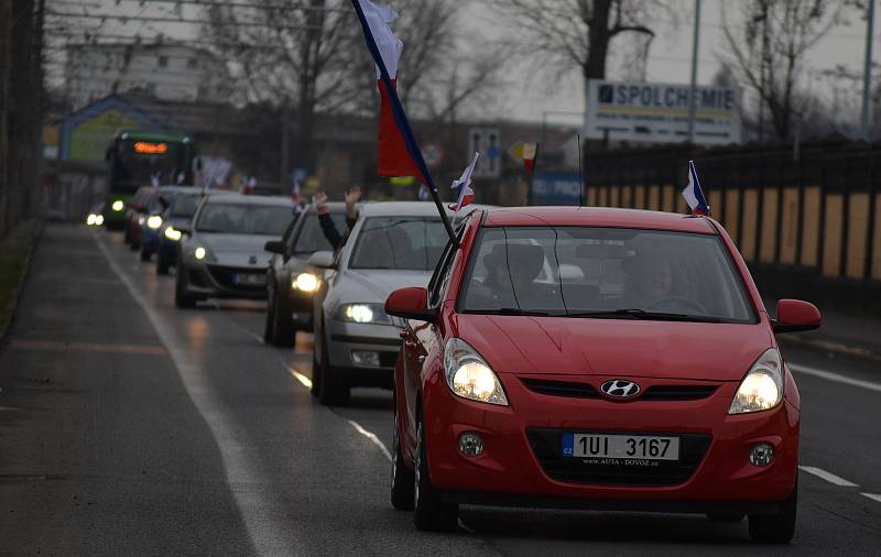 Z Mostu opět vyjela protestní jízda s vlajkami.