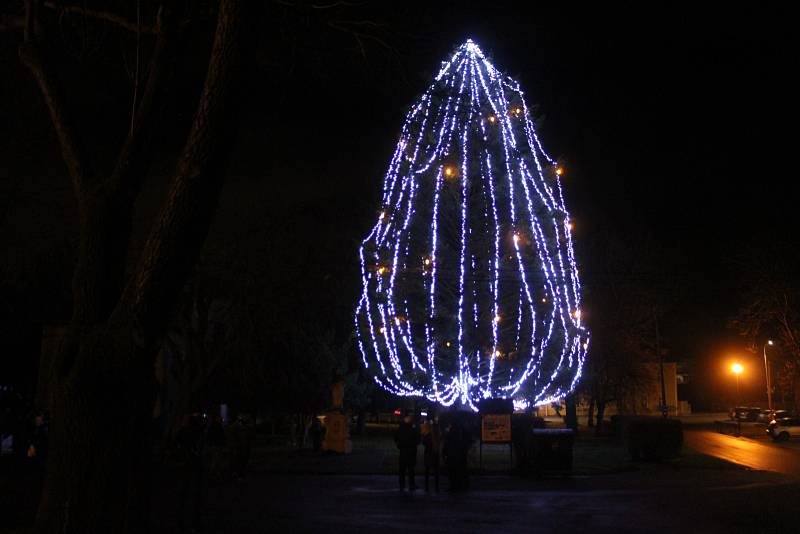 Ohňová show a rozsvícení vánočního stromu.