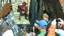 Děti chytily alchymistu Edwarda Kelleyho (herec Zdeněk Turek), který prchal z věže mosteckého hradu Hněvín, kde byl v 16. století vězněn.