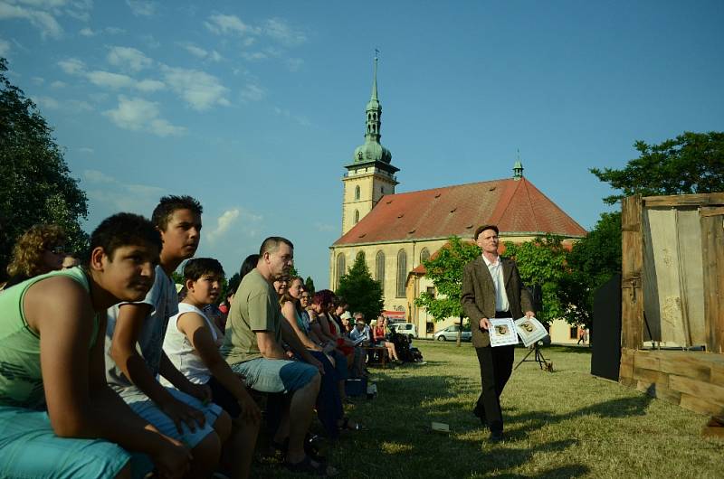 Oslava 100 let od vzniku republiky u kostela v Mostě.