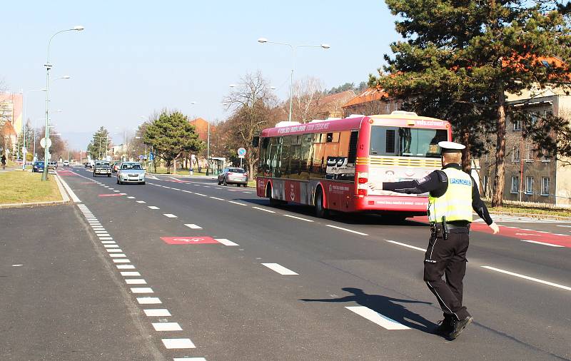 Mostečtí policisté měřili během Speed Marathonu rychlost v ulici Slovenského národního povstání před tamní základní školou.