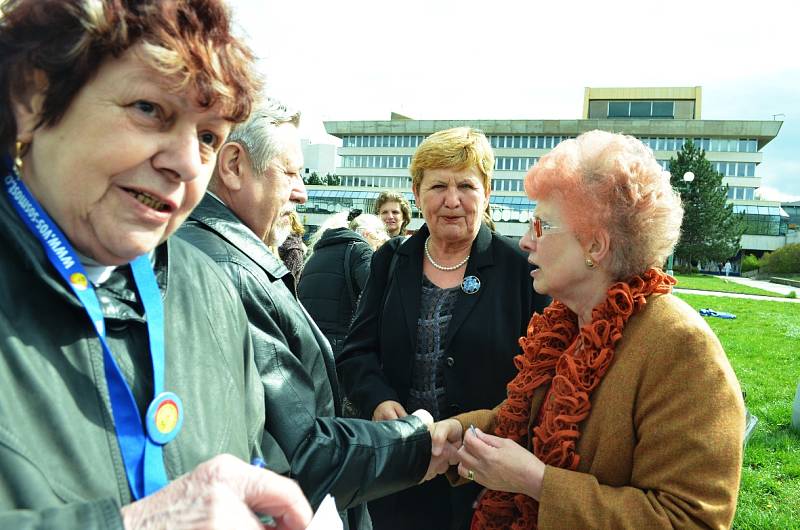 Oslava 50. výročí založení mosteckého "pajďáku" a "ekonomky" byla zároveň i velkým srazem absolventů, současných a bývalých zaměstnanců a studentů. Začalo se na náměstí u Repre a skončilo se v jeho velkém sále. 