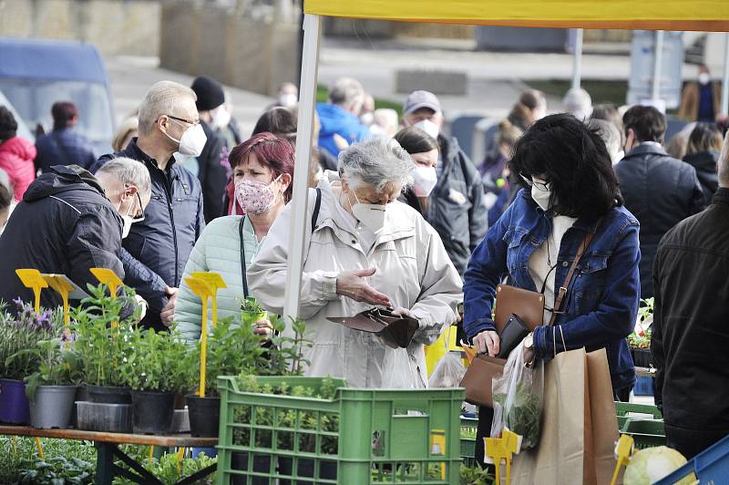 Farmářský trh na 1. náměstí v Mostě v sobotu 24. dubna.