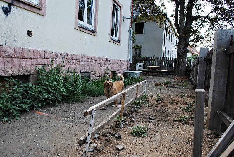 Ulice Železničářů, která byla součástí starého Mostu před jeho demolicí kvůli těžbě uhlí.