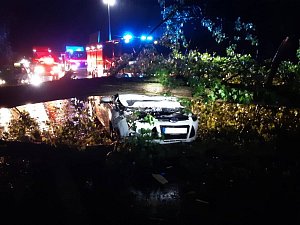 Havárie osobního auta do stromu na silnici mezi Mostem a Bílinou.