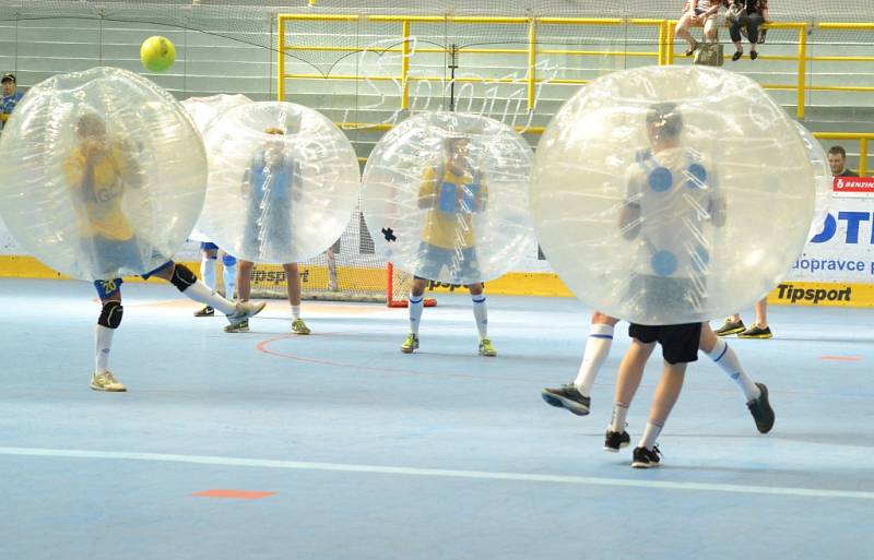 Bubble Classico na zimním stadionu v Litvínově. Hráli litvínovští hokejisté a tepličtí fotbalisté.