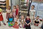 Děti z Mateřské školy Pastelka pekly v mosteckém Tescu