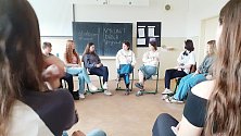 Studenti mosteckého gymnázia se v pondělí 15. dubna místo výuky setkali ve škole s inspirativními mladými lidmi v rámci projektu H3KNISE.