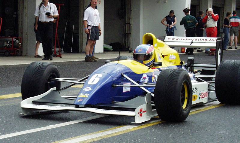 Tragická nehoda před dvaceti lety v Mostě přerušila závod ostrých historických F1. Zahynul pilot Careca.