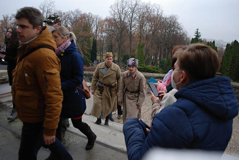Davy lidí během sychravého odpoledne v neděli 14. listopadu navštívily Mezinárodní památník obětem II. světové války v Mostě.