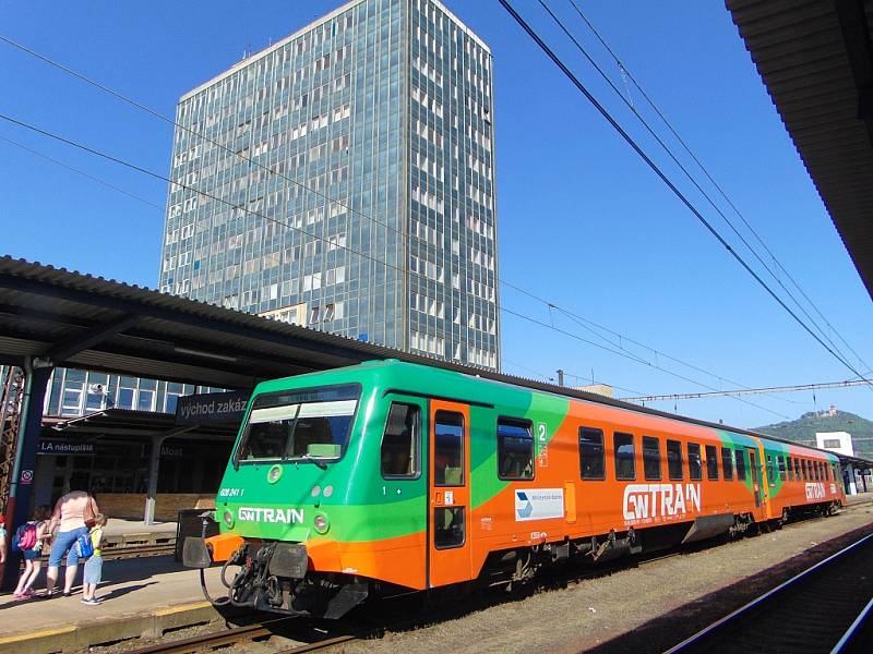 Rychlíkové spoje na trati Most - Plzeň zajišťuje společnost GW Train Regio. Ve vlacích neplatí jízdenky Českých drah.