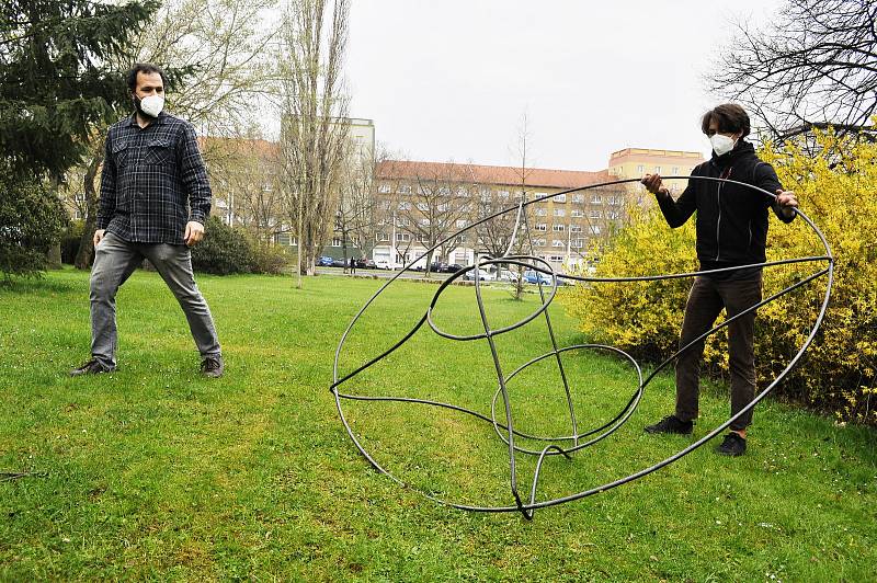 Proslulý kamenný objekt Biologické těleso sochaře Josefa Klimeše je od víkendu schovaný v krychli potažené plachtou s velkoformátovými fotografiemi blízkého okolí. Instalace tak vytváří iluzi neviditelnosti. Těleso, známé jako létající talíř či klobouk, z