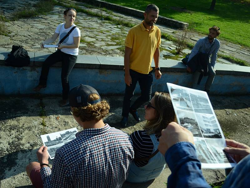 V sobotu 30. září se v Mostě konal druhý ročník Dne architektury. Zahrnoval komentovanou procházku po třídě Budovatelů a doprovodné přednášky v The Most café pod radnicí.