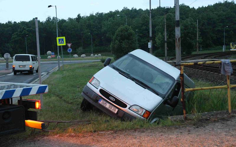 Řidič skončil s dodávkou v hlubokém příkopu