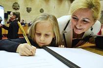 Osmiletá plavkyně Nathalie Anne Kučabová se podepisuje do pamětní knihy města Most při oceňování sportovců na radnici v prosinci 2014. Příští týden bude podobný ceremoniál v městském divadle.