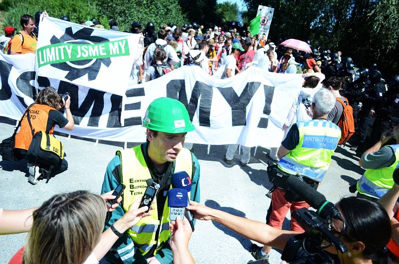 Pochod demonstrantů do dolu Bílina na Mostecku.