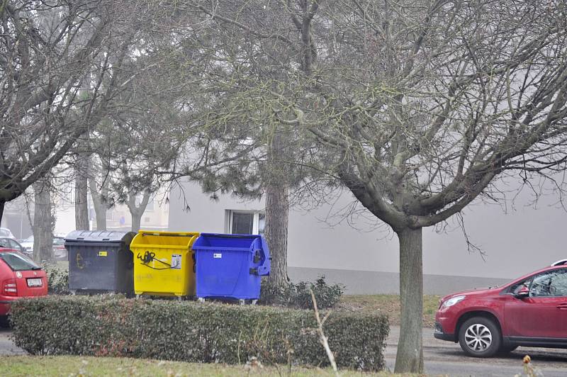 Popelnice bez přístřešků v Mostě vypadají hrozně, jako pěst na oko