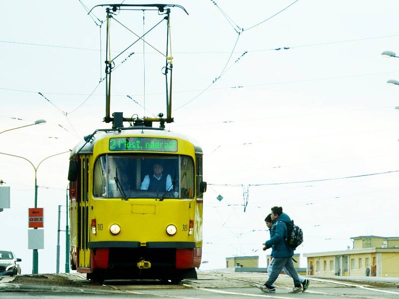 MĚSTŮM NEBRAT. Děti přecházejí koleje tramvají na křižovatce u mosteckého Centralu. Tramvajový provoz v Mostě a Litvínově by byl zachován, tvrdí mostecká opozice, která prosazuje likvidaci tramvajové trati mezi oběma městy a chemičkou.