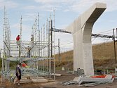 Stavba nového silničního mostu na trase z Mostu do Prahy.