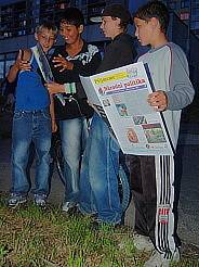 Výtisk novin dostaly i romské děti. 