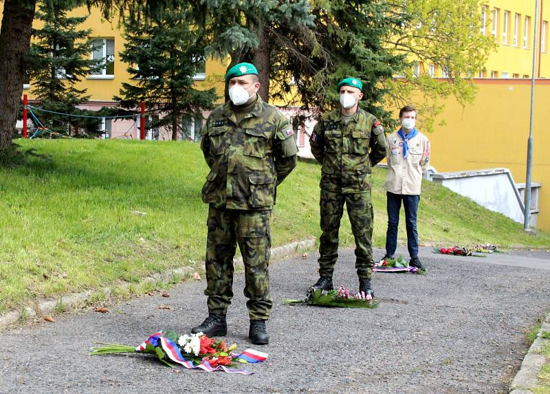 Pietní akt KVH Osada připomínající konec II. světové války na Litvínovsku ukončily salvy. Představena byla také nová kniha.