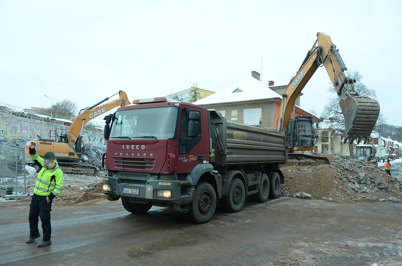 Demolice mostu nad ulicí Mezibořská v Litvínově v sobotu 13. února 2021.