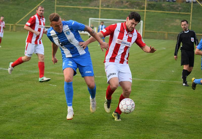 Městské derby mezi Souší (v červeném) a Mosteckým fotbalovým klubem ovládla Souš těsně 2:1.