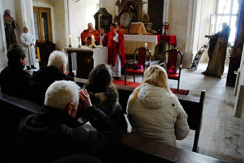 Poutní mše svatá na zámku Jezeří, v kapli Panny Marie Bolestné, kterou celebroval Martin Davídek, generální vikář litoměřické diecéze.