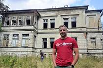 Petr Adler, předseda Spolku pro oživení Rieckenovy vily společně s dalšími dobrovolníky zachraňuje tuto kulturní památku u bývalé textilky v Litvínově-Šumné.
