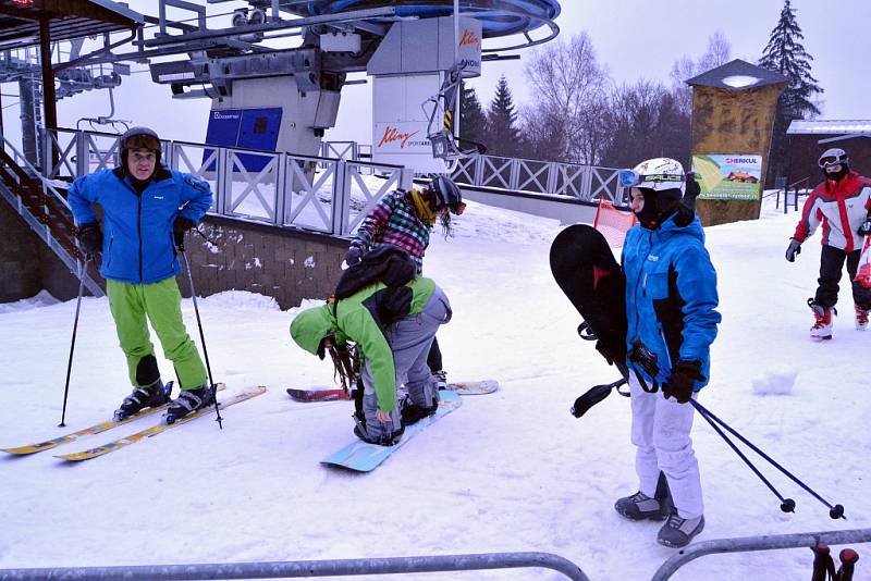 Jsme připraveni, hlásí správci lyžařských areálů na Mostecku. Už se jen čeká až nastane příznivější mrazivé počasí. Na snímcích je sjezdovka v Klínech.