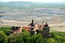 Pohled na krušnohorský zámek Jezeří stojící těsně u hnědouhelného velkolomu ČSA