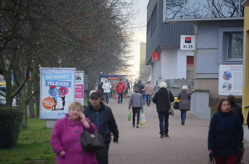 Tato veřejná prostranství na třídě Budovatelů se mají rekonstruovat.