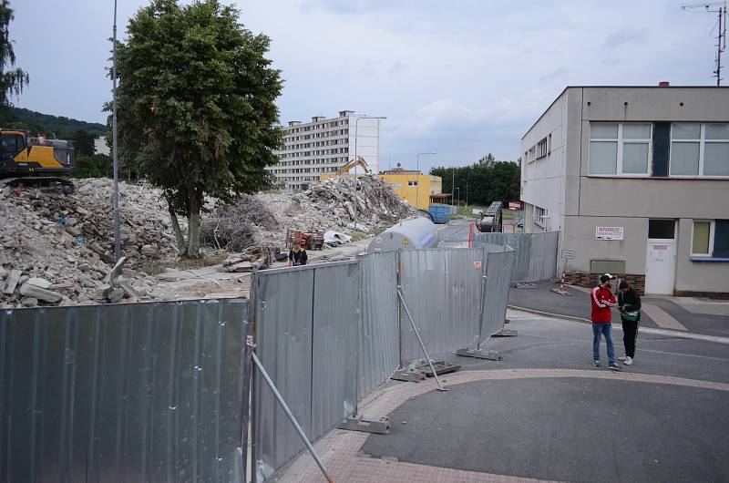 V Janově skončila první etapa demolice vybydleného paneláku. Dům už nestojí, suť se bude drtit