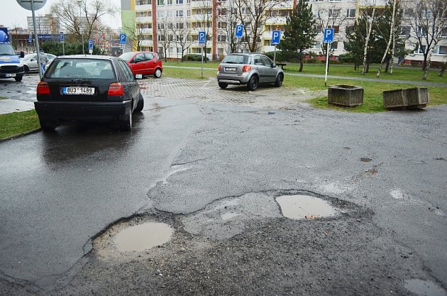 Poškozené komunikace v Mostě.