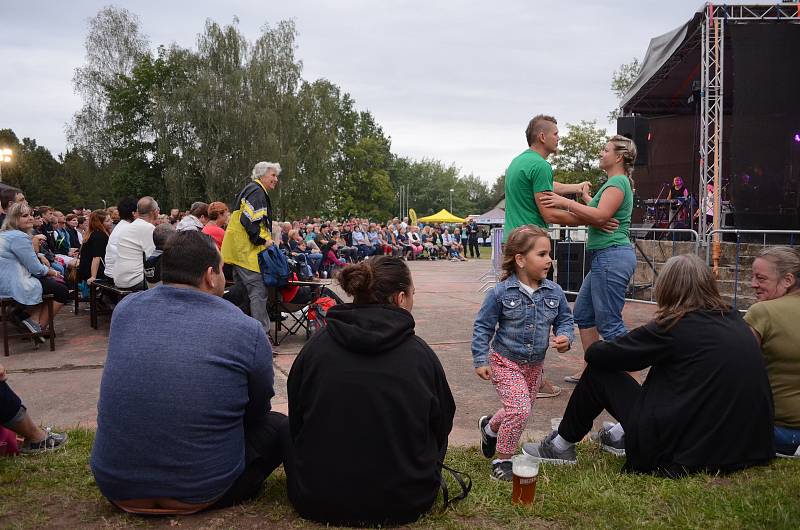 Letní amfiteátr na mosteckém Benediktu byl v sobotu večer narvaný příznivci lidové hudby.