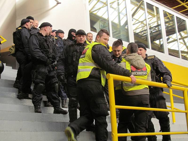 Policisté na litvínovském zimním stadionu cvičili zákroky proti fanouškům hostů.