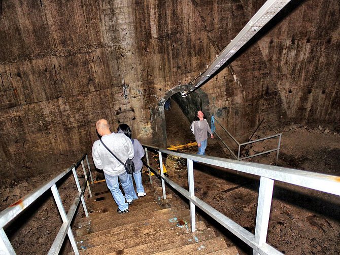 Návštěvnici uvnitř duté betonové hráze vodního díla Fláje.