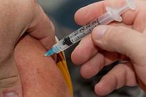 Očkování zaregistrovaných nezletilých od 12 let proti onemocnění covid-19 bude probíhat převážně v nemocnicích.