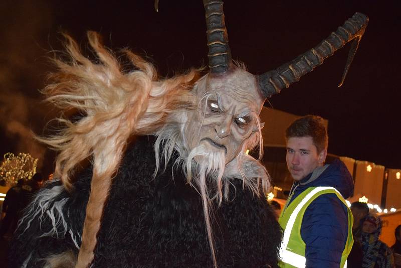 Krampus show na 1. náměstí v Mostě