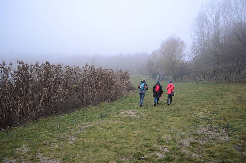 Zaměstnanci Střediska volného času v Mostě instalují v areálu Benedikt trasu pro Adventní desetiboj.