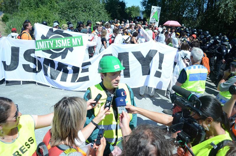 Pochod demonstrantů do dolu Bílina na Mostecku.