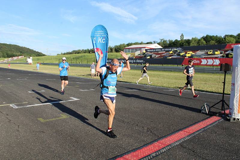 Někde byla účast hojná, jinde měl závod jen komorní charakter. Snímky jsou z Olympijského běhu na Autodromu v Mostě.