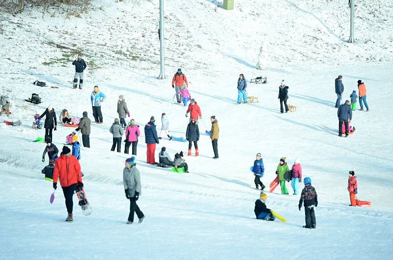 Sjezdovku na Klínech v Krušných horách ve středu 30. prosince opět využili rekreanti z různých regionů