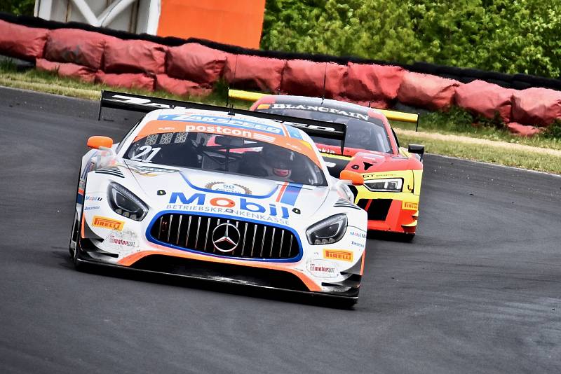 ADAC GT Masters na mosteckém autodromu. Celý víkend se tady bude závodit.