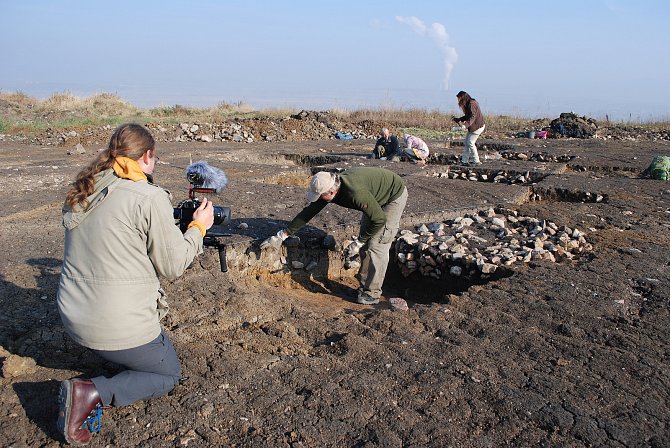 Archeologické naleziště Nesvětice. Výzkum lokality s pohřebištěm a vesnicí. Fotografie z předešlých let výzkumu v dané lokalitě.